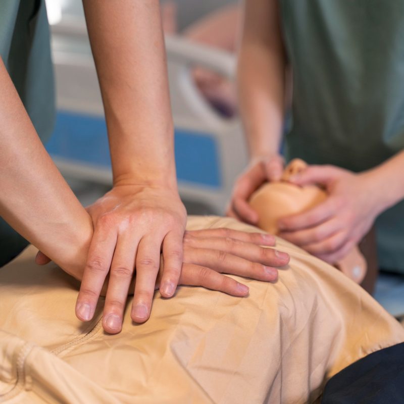 estudiante-medicina-haciendo-su-practica-hospital