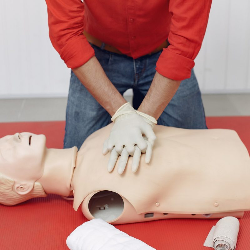estudiantes-medicina-estan-practicando